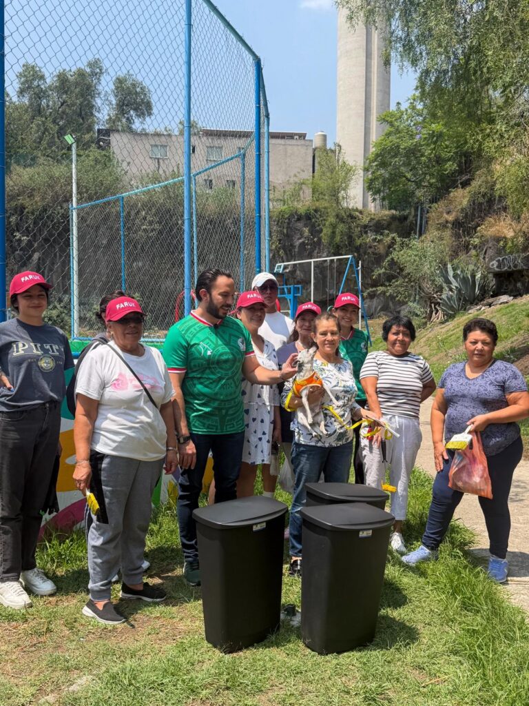 Faruk Miguel Take gestiona botes para mascotas en Copilco
