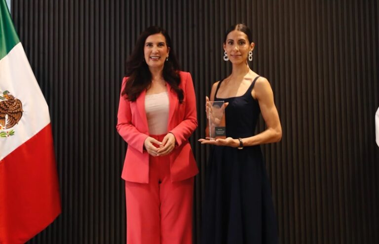 Kenia López Rabadán entrega reconocimiento a Elisa Carrillo